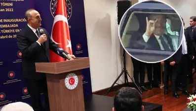 Bakan Çavuşoğlu Uruguay'daki protestoculara 'bozkurt' işaretiyle karşılık verdi