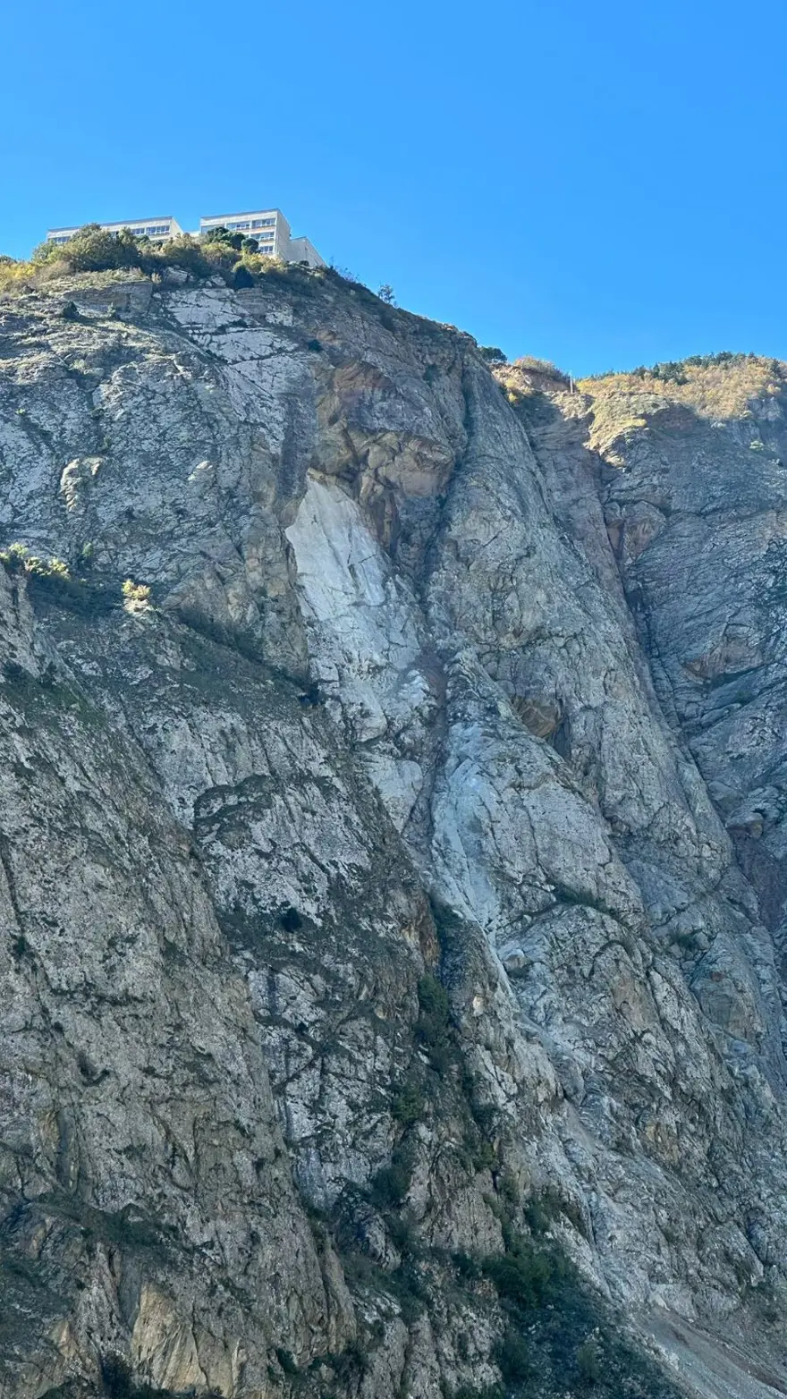 Korku dolu anlar: Yamaçtan kayalar koptu, okul tatil edildi Korku dolu anlar: Yamaçtan kayalar koptu, okul tatil edildi