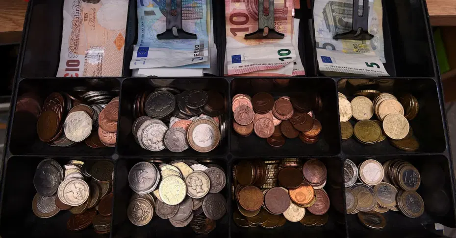 İngiltere'de kamu borcu ilk kez 3 trilyon sterlin sınırını geçti