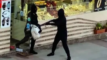 Maskeli 5'li kuyumcuyu soydu