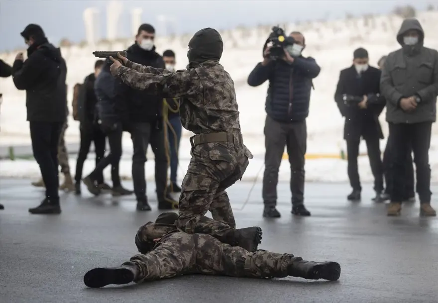 Kadın Polis Özel Harekat'tan (PÖH) kar altında nefes kesen tatbikat 11