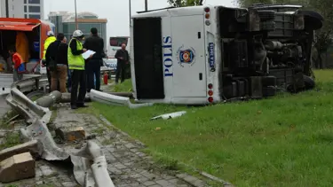 İstanbul’da çevik kuvvet otobüsü devrildi