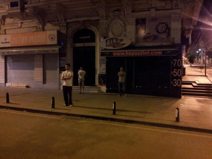 'Duran adam'lar sosyal medyada 23