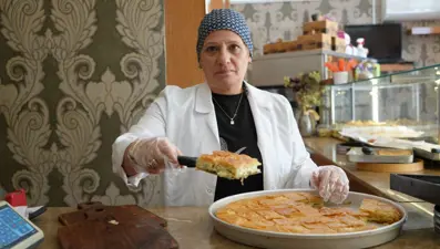 Gaziantep'in ilk ve tek kadın baklava ustası: Evde yaptığı böreklerle patron oldu