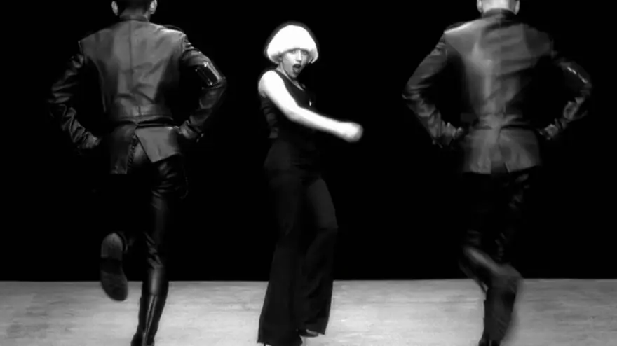 Gaga'dan homoerotik bir askeri fantezi 12