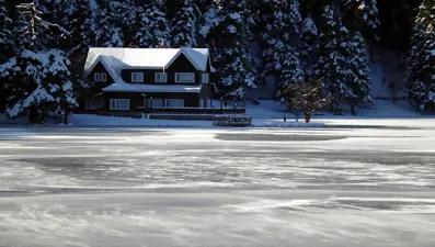 Gölcük Tabiat Parkı'ndaki göl buz tuttu