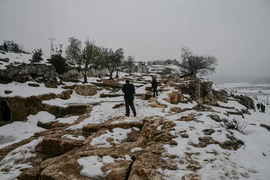 Hatay'da Gelinler Dağı Nekropol Alanı beyaza büründü 20