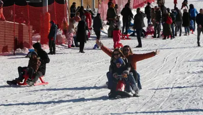 Yeni yılın ilk gününde Palandöken'de yerli ve yabancı turist yoğunluğu
