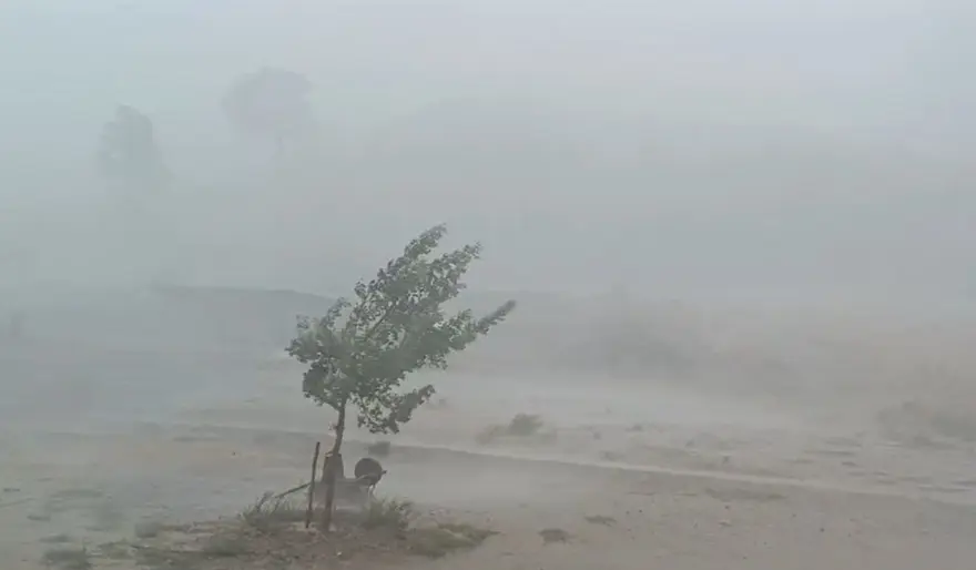 Antalya’da çıkan hortum ev ve seralara zarar verdi 