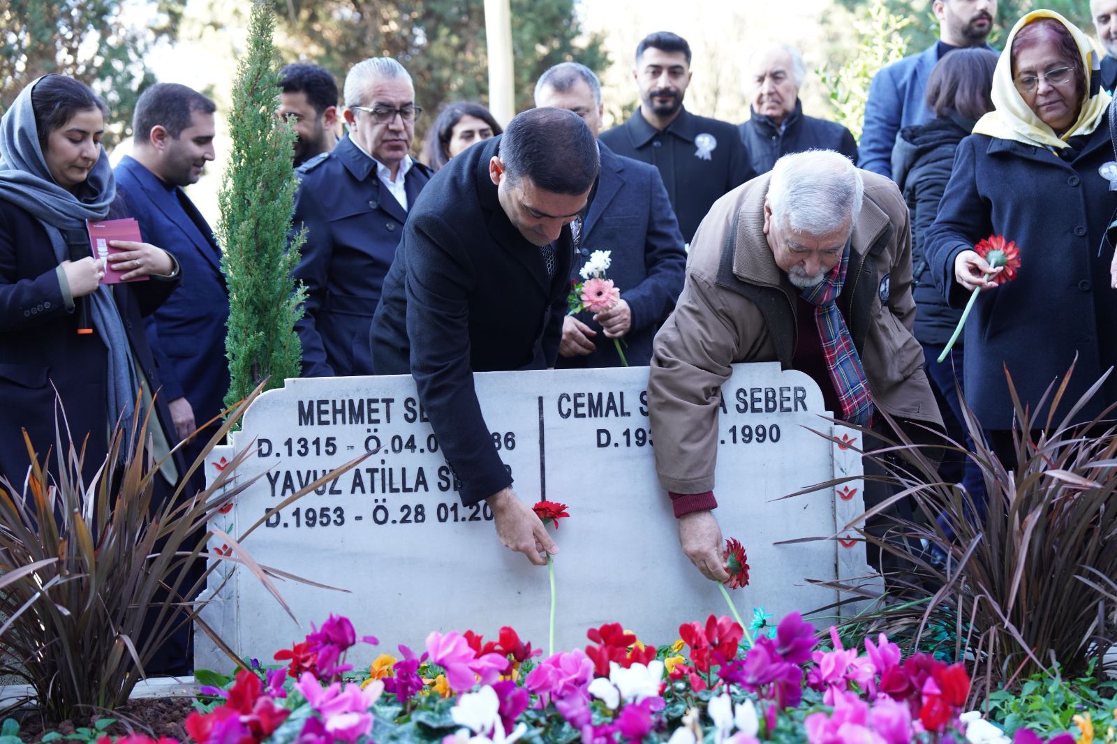 Cemal Süreya vefatının 35. yılında kabri başında kır çiçekleriyle anıldı