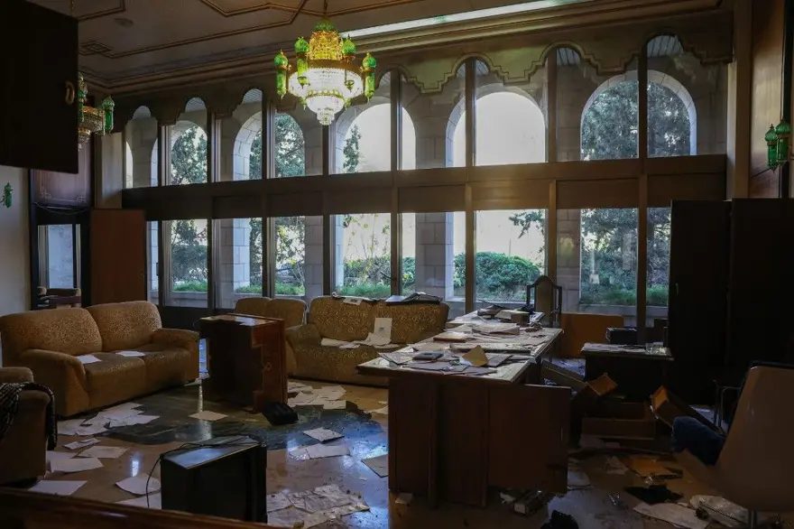 Suriyeliler devrik lider Esad'ın Şam'daki evini keşfediyor: "Buraya intikam için geldim" Suriyeliler devrik lider Esad'ın Şam'daki evini keşfediyor: "Buraya intikam için geldim"