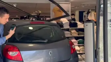 Adana’da otomobil mağazaya girdi