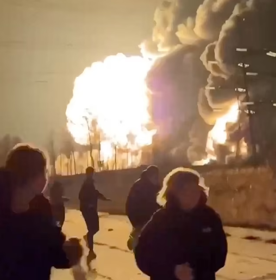 Kıyamet sahneleri: Rus petrol rafinerisinde yangın! 