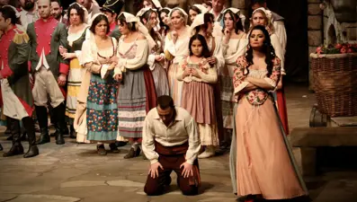 193 yıllık zengin kız fakir oğlan hikayesi: Aşk İksiri operası prömiyer yaptı