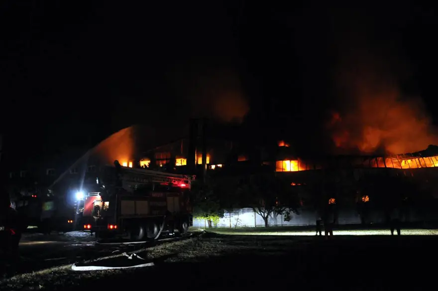 Yıldırım düştü, fabrikanın deposu yandı 3