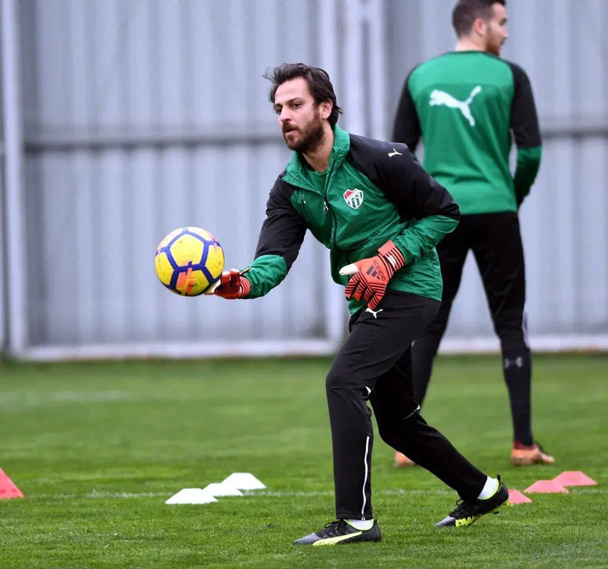 Çukur'un Vartolu'su Erkan Kolçak Köstendil Bursaspor idmanında 1 Çukur'un Vartolu'su Erkan Kolçak Köstendil Bursaspor idmanında 1