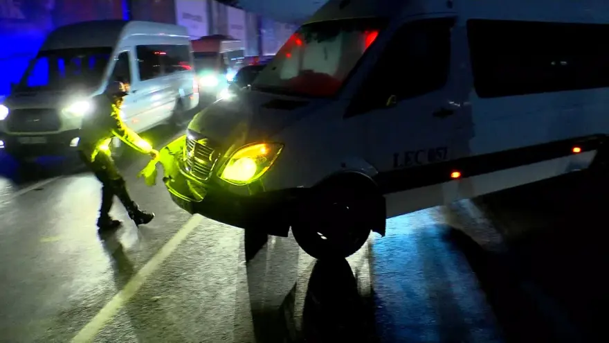 Sarıyer'de servis minibüsü askeri araca çarptı: 1 asker yaralandı 5