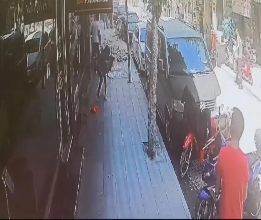 Konya'da baba-kızın üzerine beton parçaları düştü 4 Konya'da baba-kızın üzerine beton parçaları düştü 4