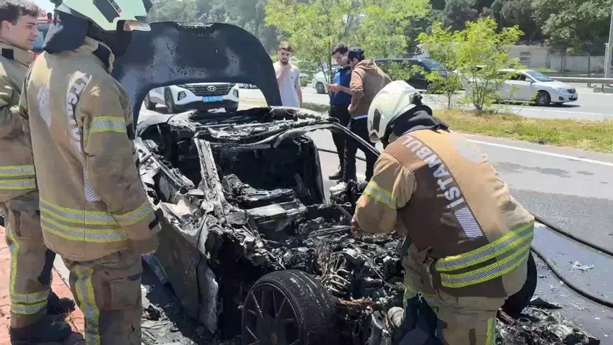 İstanbul'da 20 milyonluk araç alev alev yandı: Serdal Adalı'nın oğluna ait çıktı 4
