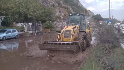 Söke’de toprak kayması: Karayolu trafiğe kapandı