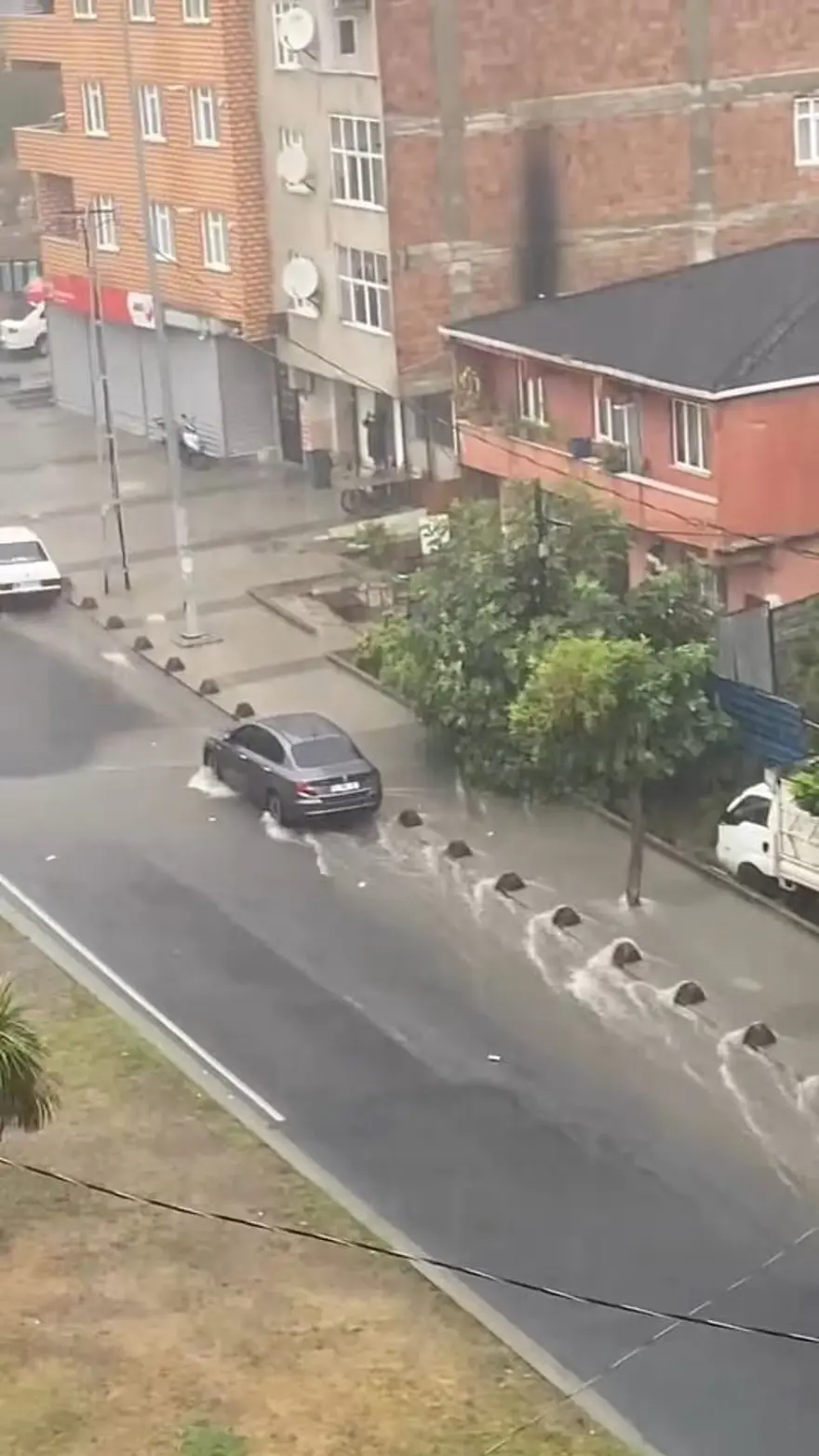 İstanbul'da sağanak yağış: Gaziosmanpaşa'da yollar göle döndü 3 İstanbul'da sağanak yağış: Gaziosmanpaşa'da yollar göle döndü 3
