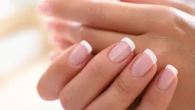 Tırnakları 5 dakikada sapasağlam yapan yöntem! Birkaç damla sürmek bile yetiyor
