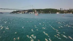 49 ülkenin sporcusu aynı anda yüzerek kıta değiştirdi 49 ülkenin sporcusu aynı anda yüzerek kıta değiştirdi