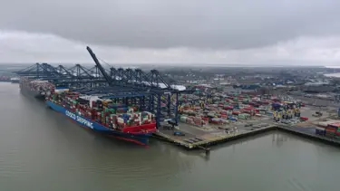 İngiltere'de nakliye krizi: En büyük ticari limanda konteynerler birikiyor