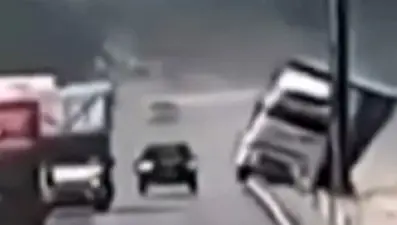 Feci kaza kamerada: TIR yol kenarındaki direğe çarptı