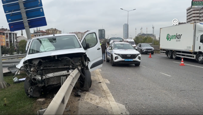 Otoyolda feci kaza: Bariyere ok gibi saplandı