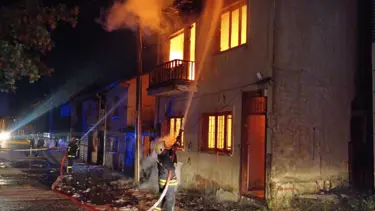 Bolu'da 2 katlı ahşap ev alevlere teslim oldu