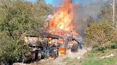 Karadeniz Ereğli'de iki katlı ahşap ev tamamen yandı