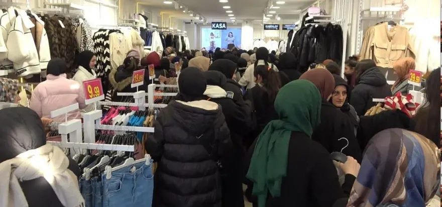 Mağazada indirim izdihamı:Fiyatı duyan mağazaya koştu, denemeden aldılar! 