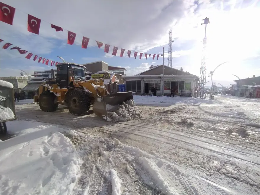 Van'da kar yolları kapattı: 83 yerleşim yerine ulaşım yok 16 Van'da kar yolları kapattı: 83 yerleşim yerine ulaşım yok 16