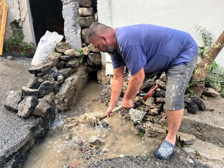 İzmir'de cadde ve sokaklar göle döndü 1 İzmir'de cadde ve sokaklar göle döndü 1