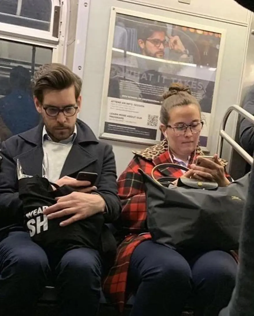 Reklam panosunda ikizinizle karşılaşsanız ne yapardınız? (Metroda fenomen oldular) 7