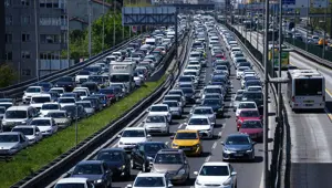 İstanbul’da bayram yoğunluğu: Trafik durma noktasına geldi, istasyonlar doldu taştı İstanbul’da bayram yoğunluğu: Trafik durma noktasına geldi, istasyonlar doldu taştı