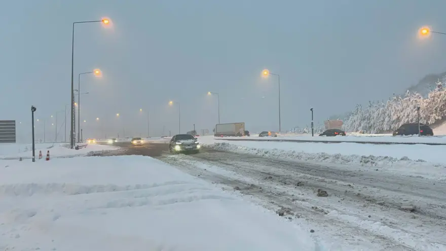 Yoğun kar ve buzlanma etkisi: Bolu'da trafik kazaları yolu tıkadı 22