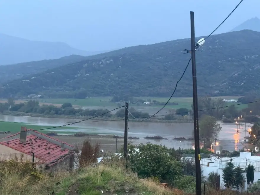 Gökçeada'yı sağanak vurdu: Bazı ev ve iş yerlerini su bastı 