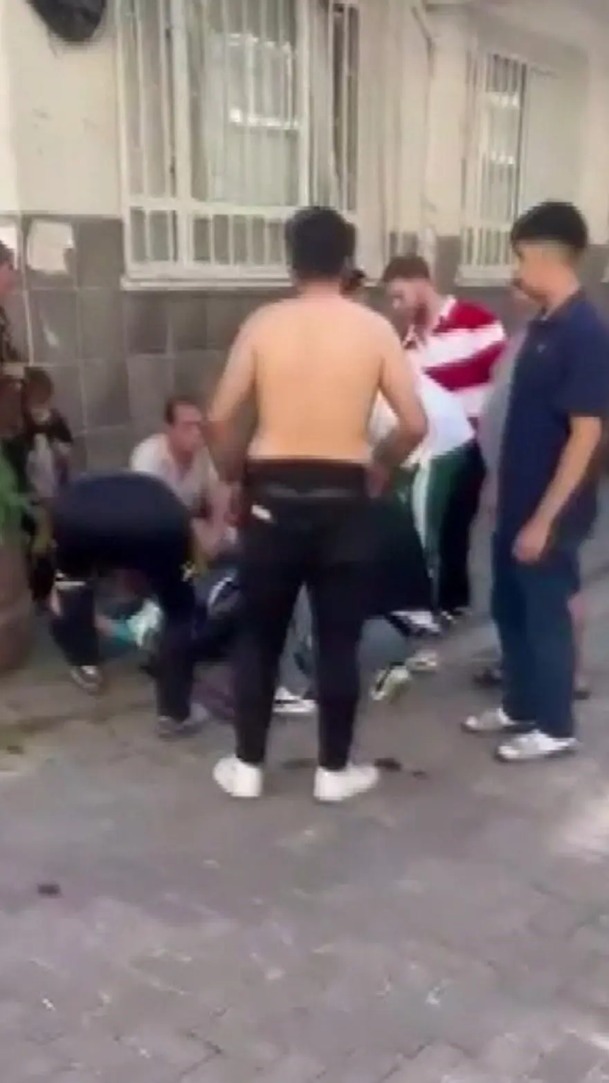 Zeytinburnu’nda bıçaklı kavga: 3 yaralı 1