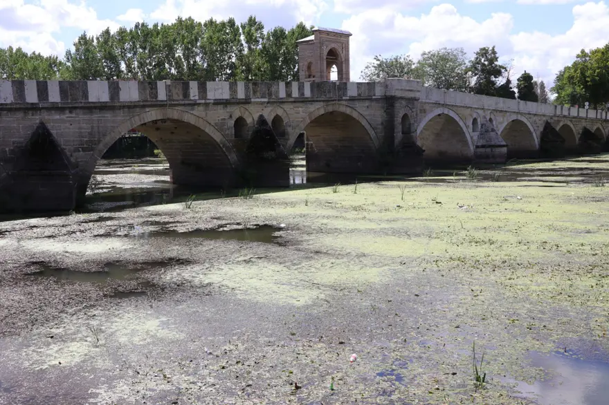 Tunca Nehri’nde debi düştü, çöpler ortaya çıktı 1 Tunca Nehri’nde debi düştü, çöpler ortaya çıktı 1