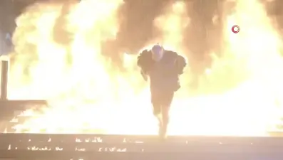 Klip çekiminde alevlerin arasında kaldı