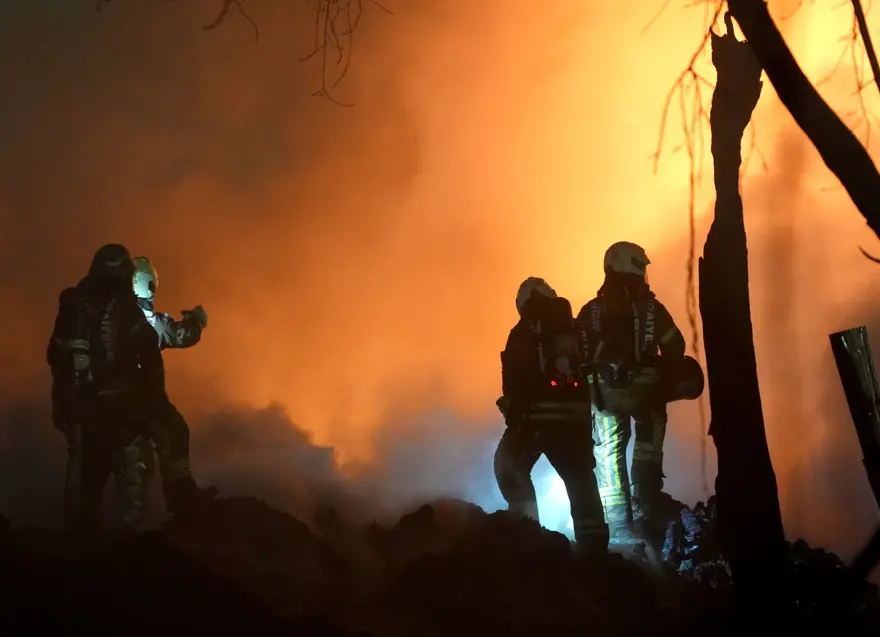 Geri dönüşüm tesisindeki yangın 6 saatte söndürüldü 6