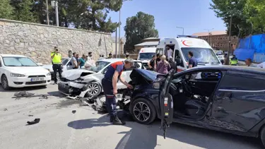 Bitlis'te otomobiller çarpıştı: 10 yaralı
