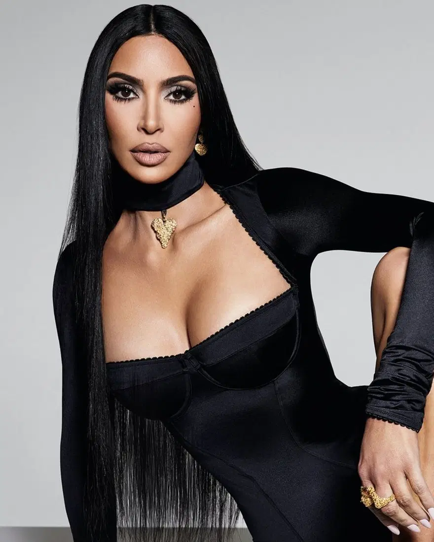 Kim Kardashian'dan korse markası Skims'e retro tanıtım 1