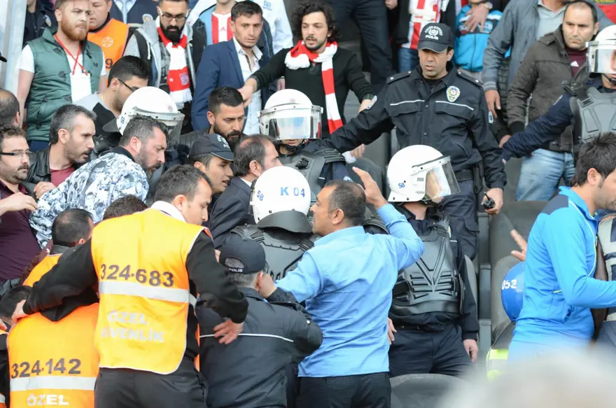 Sivas'ta tribünler karıştı 5
