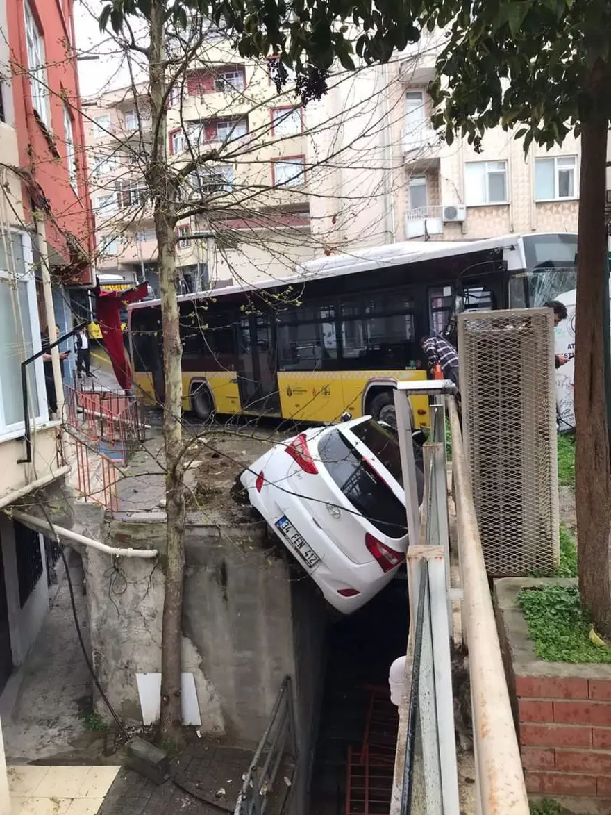 Kontrolden çıkan halk otobüsü durağa daldı 1