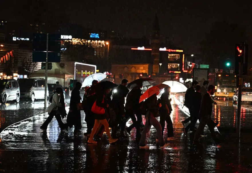 Meteorolojiden yeni uyarı: Bugün yine fırtına ve kuvvetli sağanak var 8
