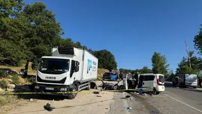 Kamyona çarpan sürücü dehşet saçtı