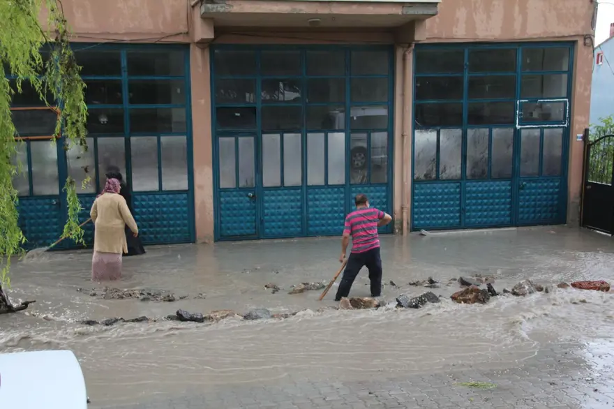 BİR EVİN GİRİŞİNİ SU BASTI 3